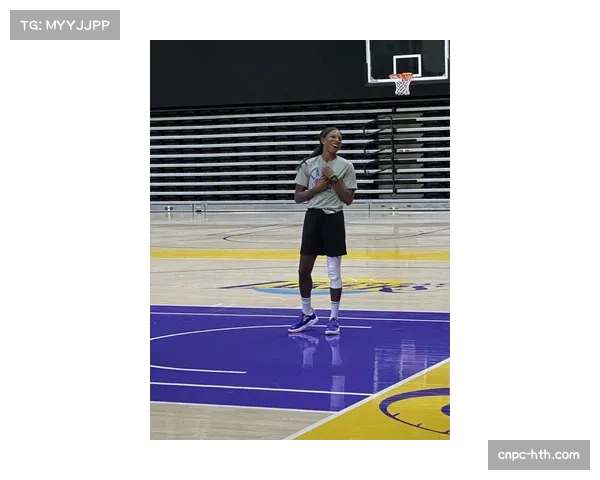 “WNBA全球大使来到季前赛现场，与各国小球童互动”